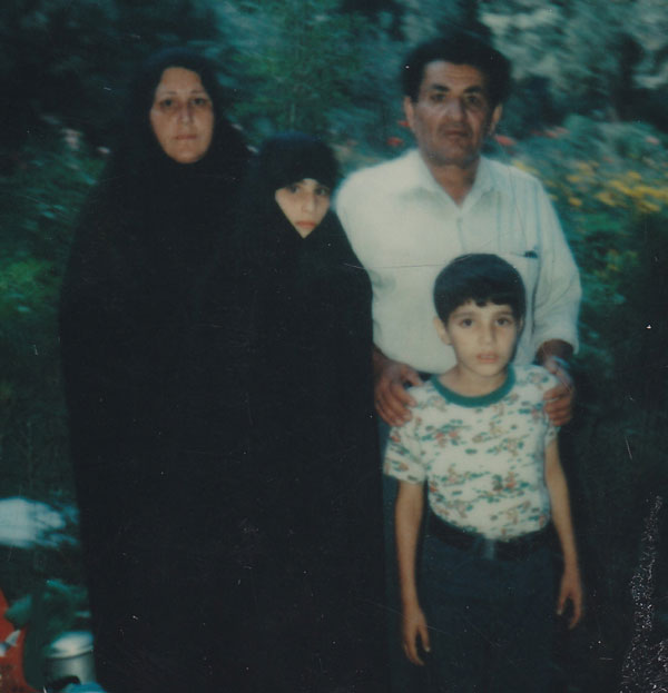 زینب کمایی در کنار خانواده